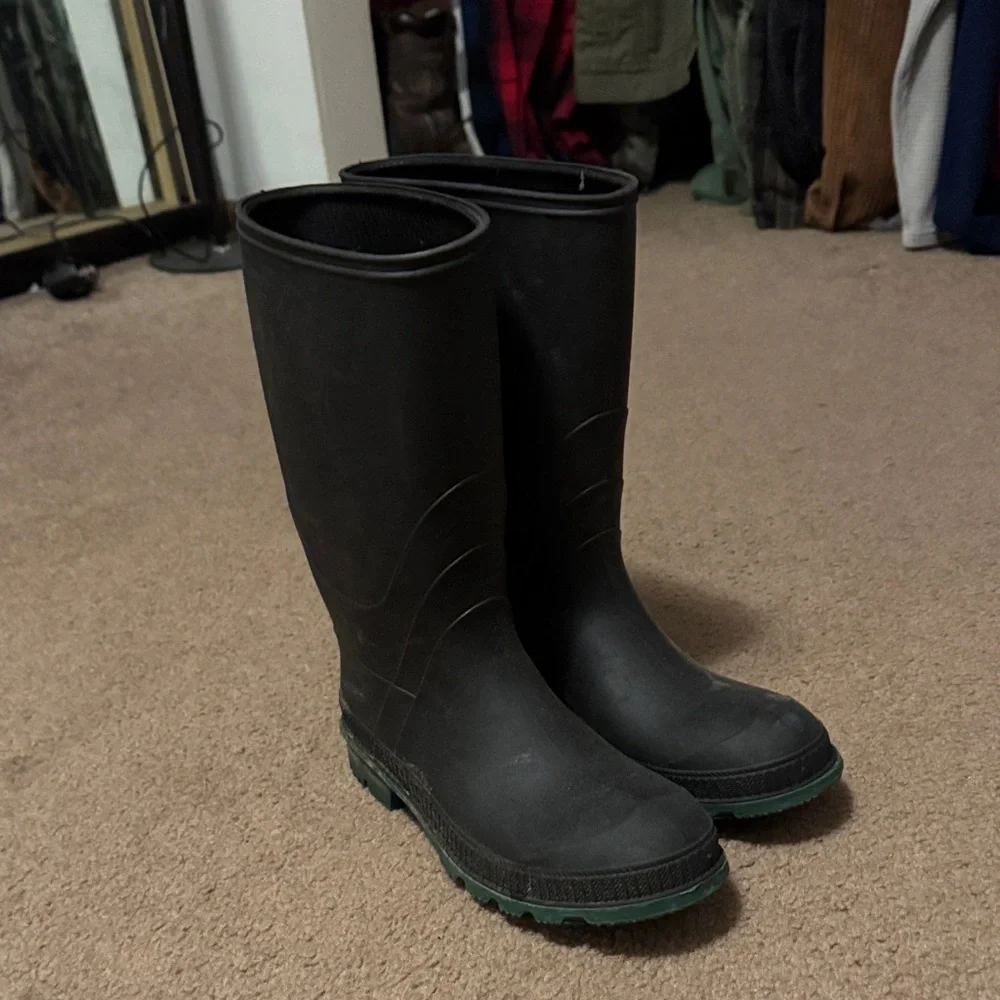 Source Unknown Black Boots with Green Soles